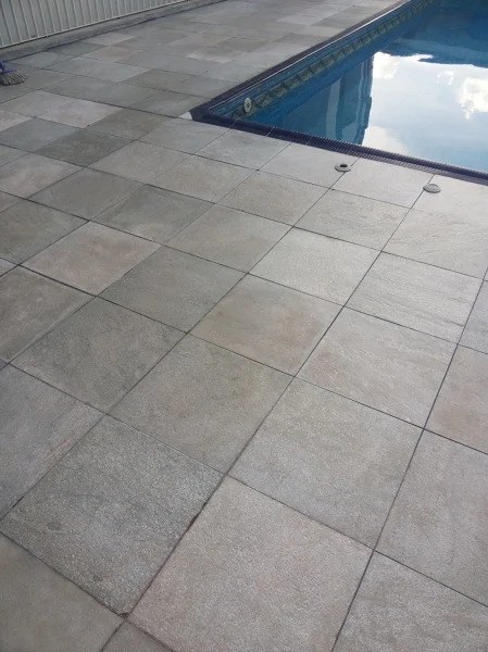 pedra-goias-beira-da-piscina-apos-lavacao-799022 (1).jpg